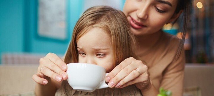 dziecko-pijace-herbate-podczas-biegunki